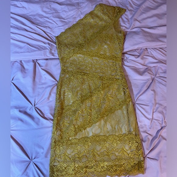 Yellow One-Shoulder Lace Midi Dress (Medium) - Picture 3 of 5
